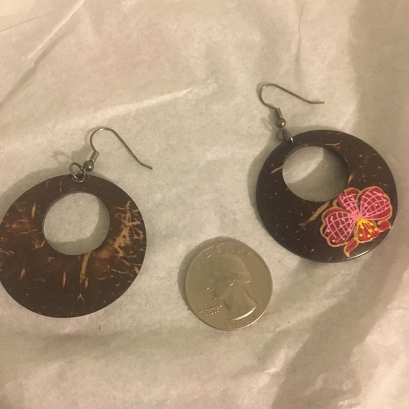 Wooden floral earrings - Picture 2 of 3